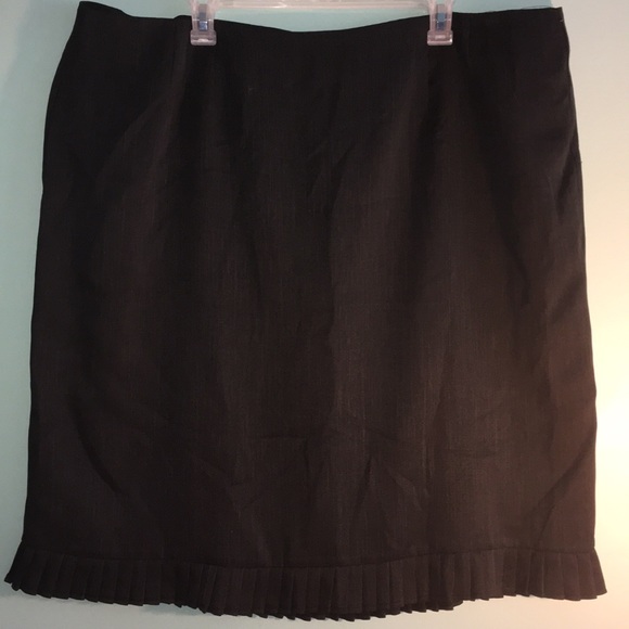 unknown Dresses & Skirts - Pleated hemline skirt